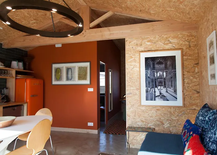 Maison Coloree Dans Un Jardin